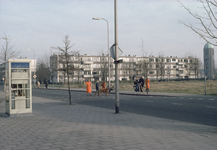 117512 Afbeelding van verkeersbrigadiers bij de oversteekplaats voor voetgangers in de Theemsdreef (voorgrond) te ...